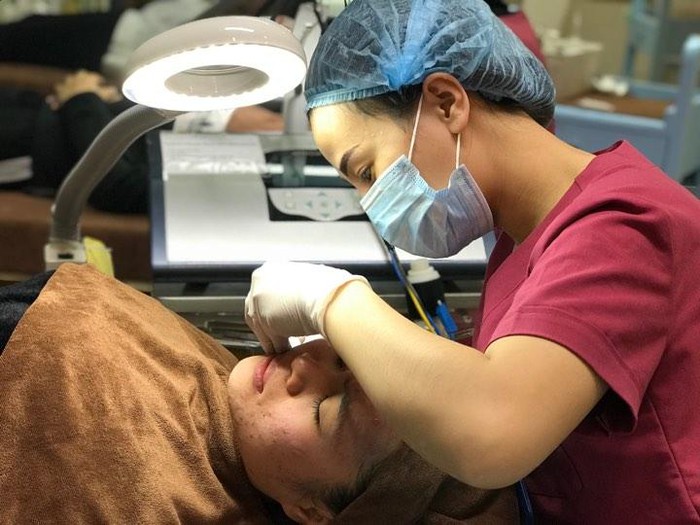 Đeo khẩu trang lâu ngày hè, làm sao để mặt không nổi mụn?