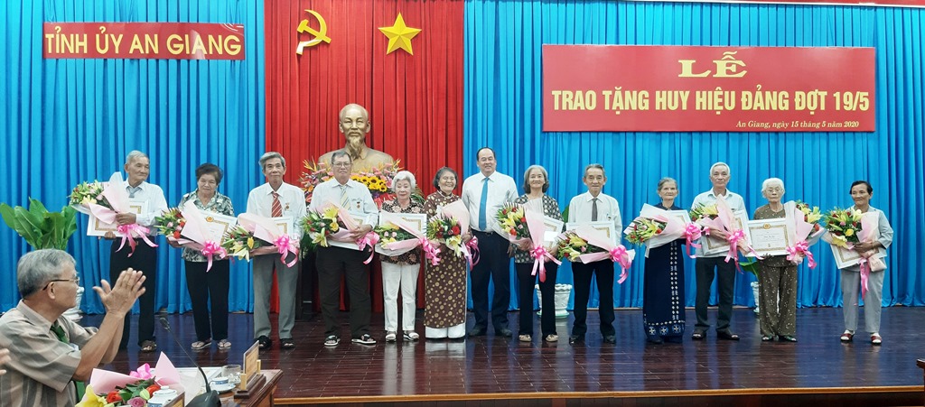 Trao Huy hiệu Đảng đợt kỷ niệm 19-5
