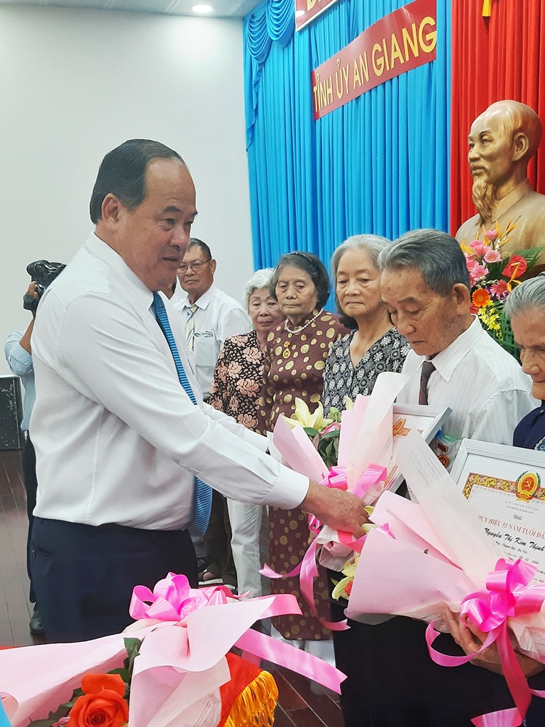 Trao Huy hiệu Đảng đợt kỷ niệm 19-5
