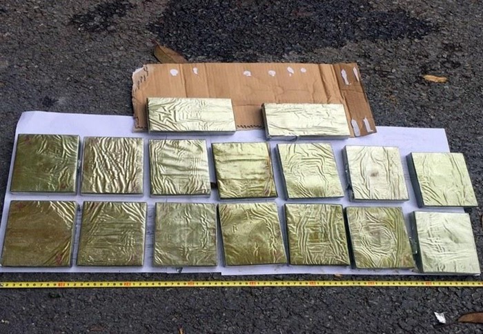 Bắt quả tang các đối tượng giấu 16 bánh heroin trong lốp xe tải