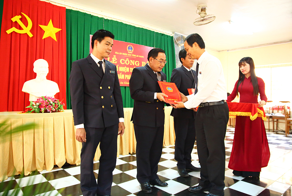 Tòa án nhân dân tỉnh An Giang trao quyết định bổ nhiệm chức danh thẩm phán Tòa án nhân dân tỉnh An Giang trao quyết định bổ nhiệm chức danh thẩm phán