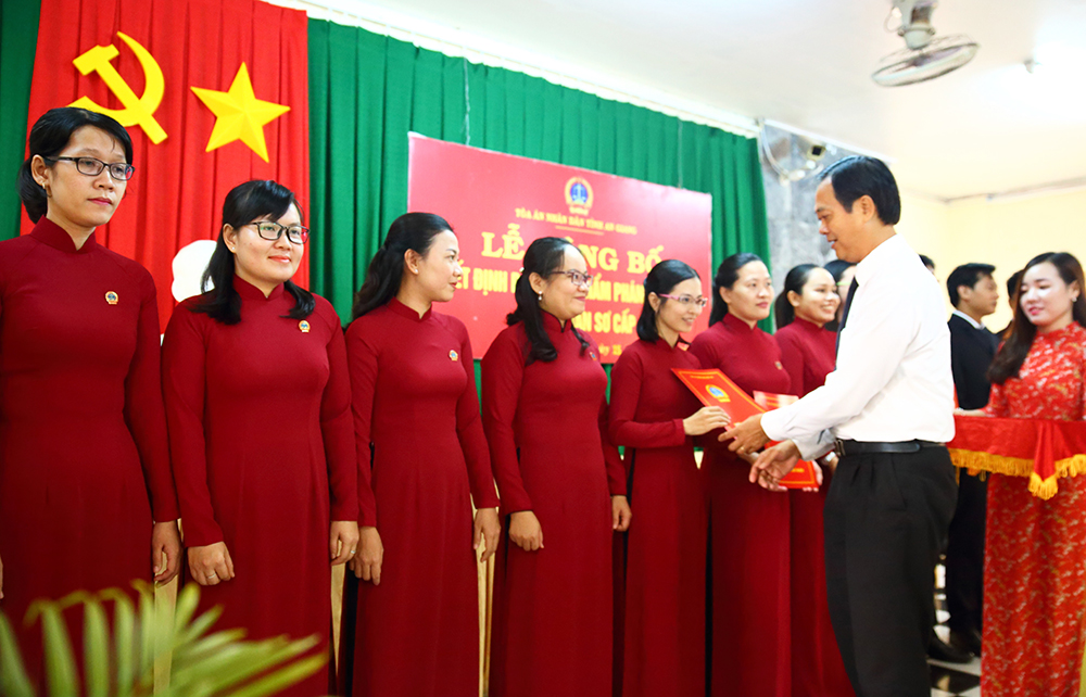 Tòa án nhân dân tỉnh An Giang trao quyết định bổ nhiệm chức danh thẩm phán Tòa án nhân dân tỉnh An Giang trao quyết định bổ nhiệm chức danh thẩm phán