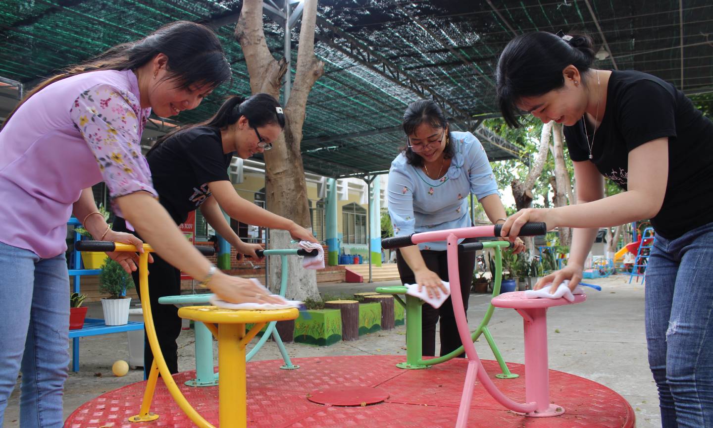 Tiền Giang: Tích cực vệ sinh chuẩn bị đón trẻ đến trường