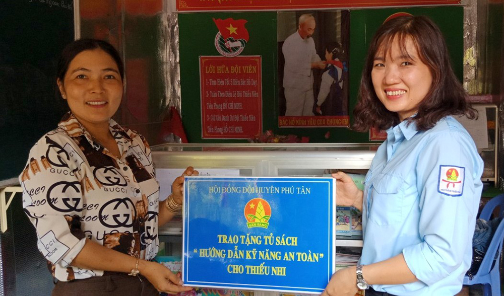 Tuổi trẻ huyện Phú Tân tổ chức hoạt động chăm lo, giáo dục cho trẻ em vùng sâu