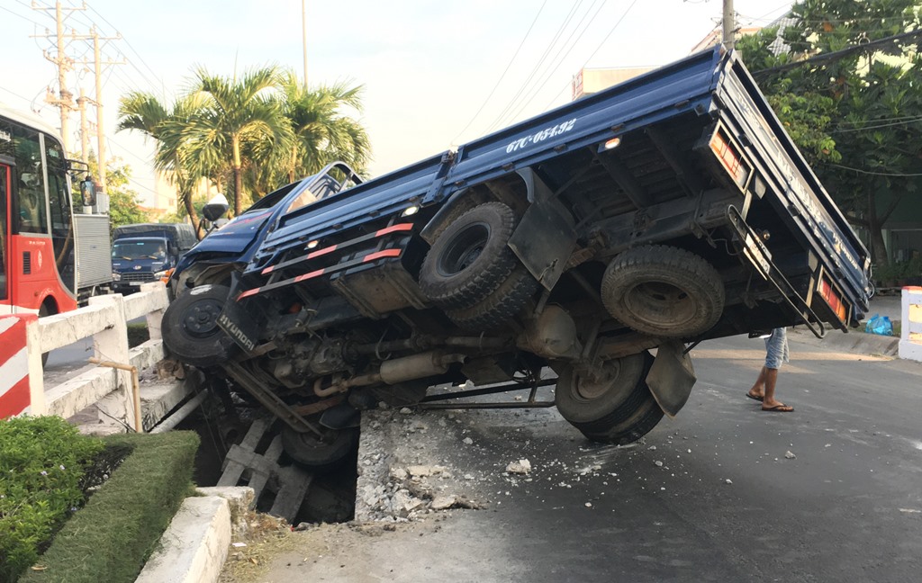 Ôtô tải lao vào lan can cầu gây ách tắc giao thông