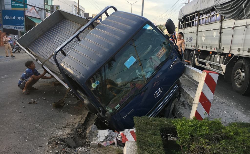 Ôtô tải lao vào lan can cầu gây ách tắc giao thông