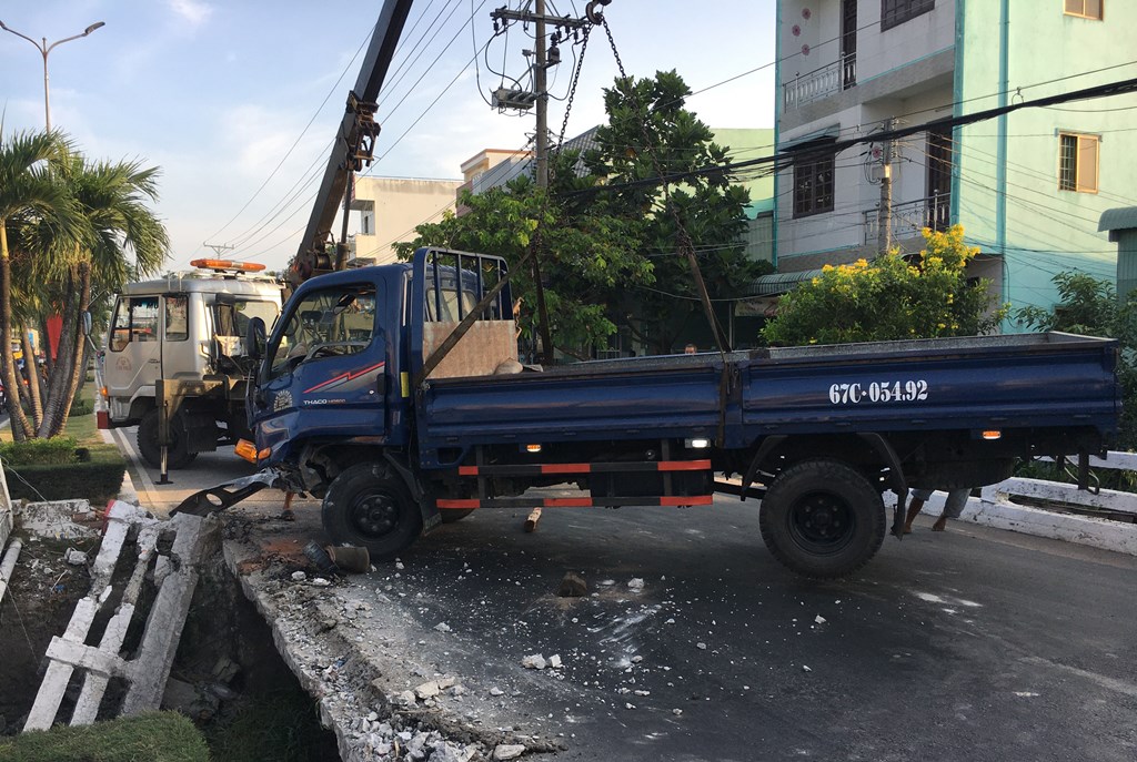 Ôtô tải lao vào lan can cầu gây ách tắc giao thông