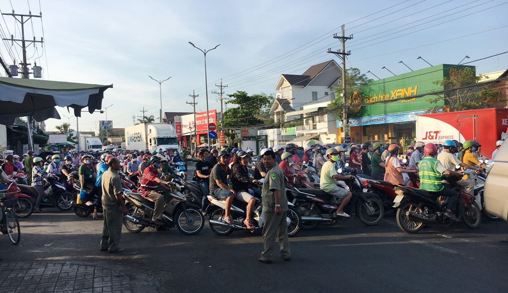 Ôtô tải lao vào lan can cầu gây ách tắc giao thông