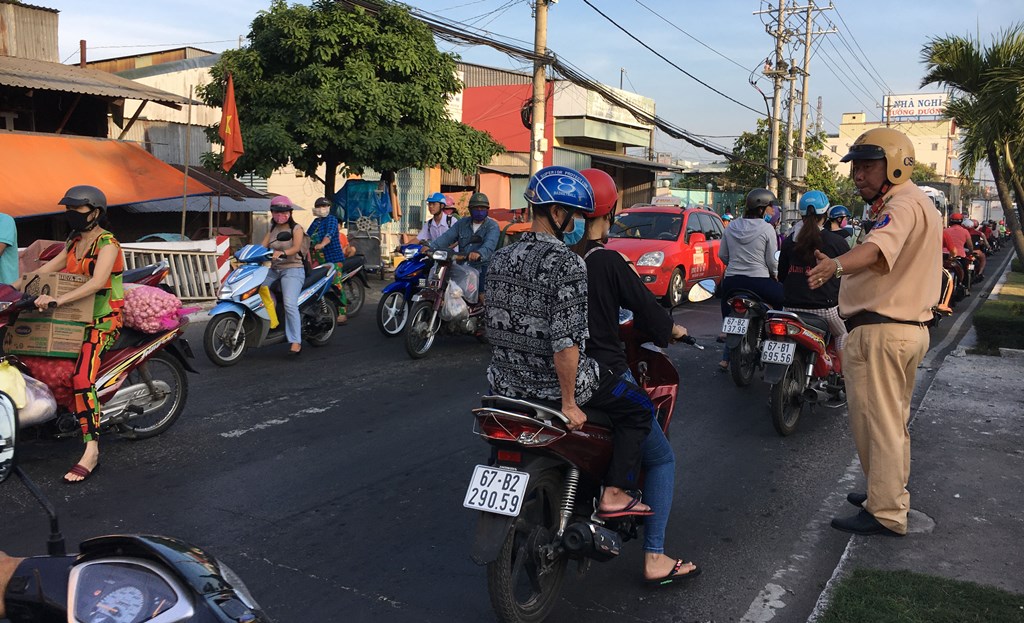Ôtô tải lao vào lan can cầu gây ách tắc giao thông