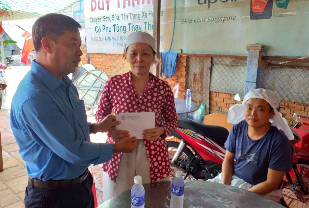 Liên đoàn Lao động tỉnh An Giang trao tiền hỗ trợ gia đình nạn nhân vụ sập công trình ở Đồng Nai