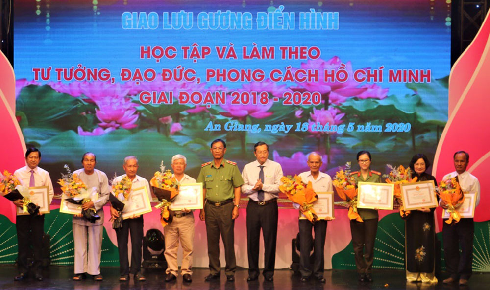 An Giang: Giao lưu, trao thưởng gương điển hình học tập và làm theo tư tưởng, đạo đức, phong cách Hồ Chí Minh