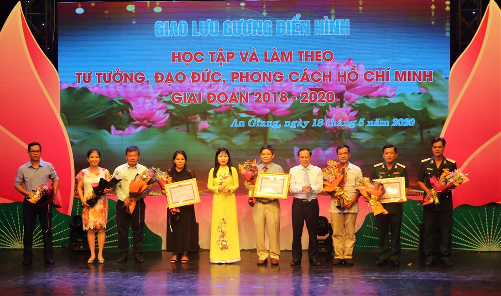 An Giang: Giao lưu, trao thưởng gương điển hình học tập và làm theo tư tưởng, đạo đức, phong cách Hồ Chí Minh