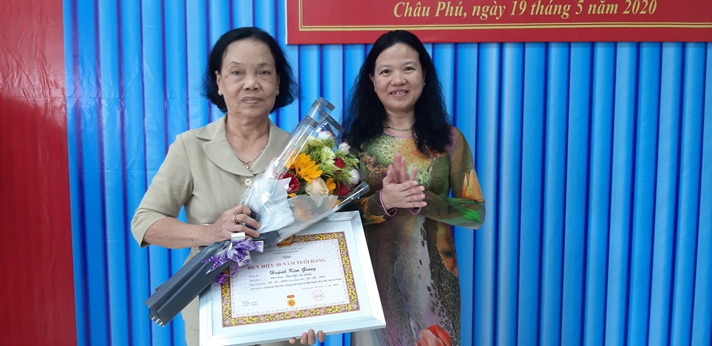 Châu Phú trao huy hiệu Đảng cho 12 đảng viên cao niên tuổi Đảng