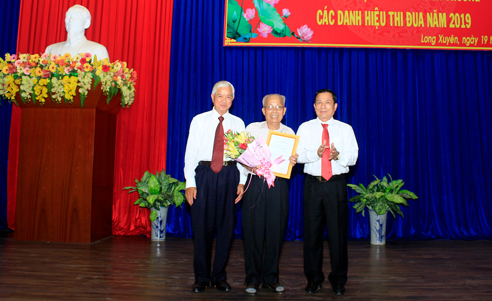 TP. Long Xuyên kỷ niệm 130 năm ngày sinh Chủ tịch Hồ Chí Minh và trao huy hiệu Đảng