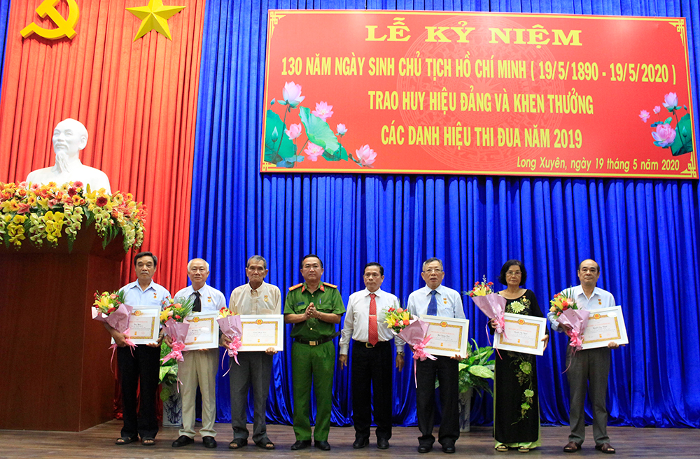 TP. Long Xuyên kỷ niệm 130 năm ngày sinh Chủ tịch Hồ Chí Minh và trao huy hiệu Đảng
