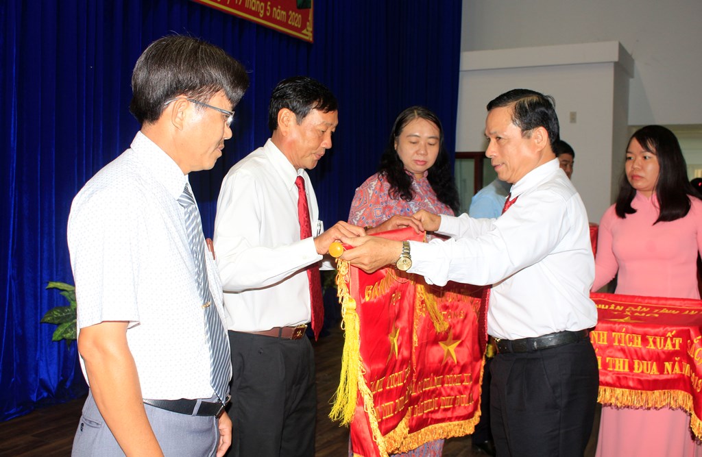 TP. Long Xuyên kỷ niệm 130 năm ngày sinh Chủ tịch Hồ Chí Minh và trao huy hiệu Đảng