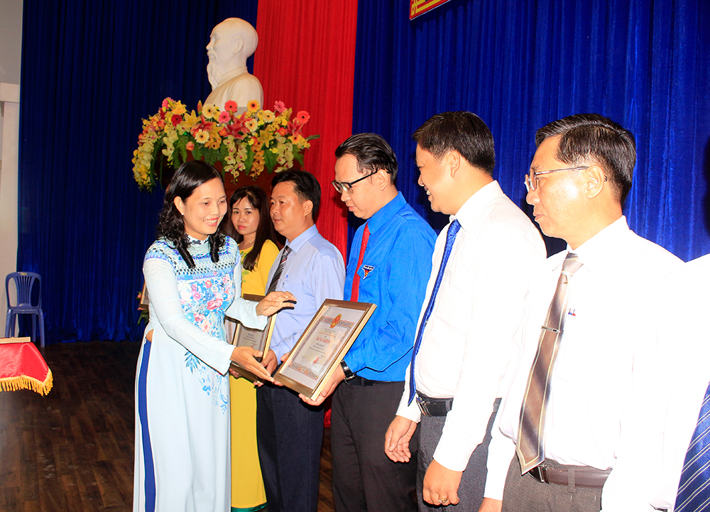 TP. Long Xuyên kỷ niệm 130 năm ngày sinh Chủ tịch Hồ Chí Minh và trao huy hiệu Đảng