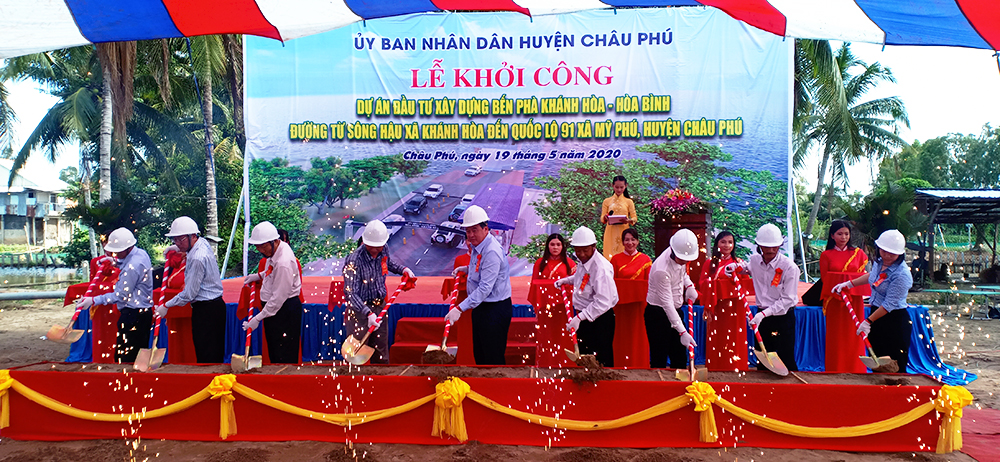 Khởi công xây dựng bến phà Khánh Hòa - Hòa Bình và tuyến đường từ sông Hậu xã Khánh Hòa đến QL.91 Khởi công xây dựng bến phà Khánh Hòa - Hòa Bình và tuyến đường từ sông Hậu xã Khánh Hòa đến QL.91