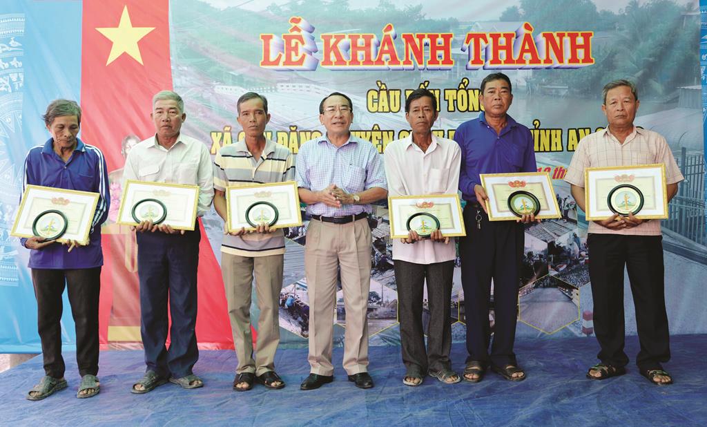 Chào mừng Đại hội đại biểu Đảng bộ xã Cần Đăng lần thứ XVII, nhiệm kỳ 2020-2025: Phát huy truyền thống anh hùng, xây dựng quê hương giàu đẹp