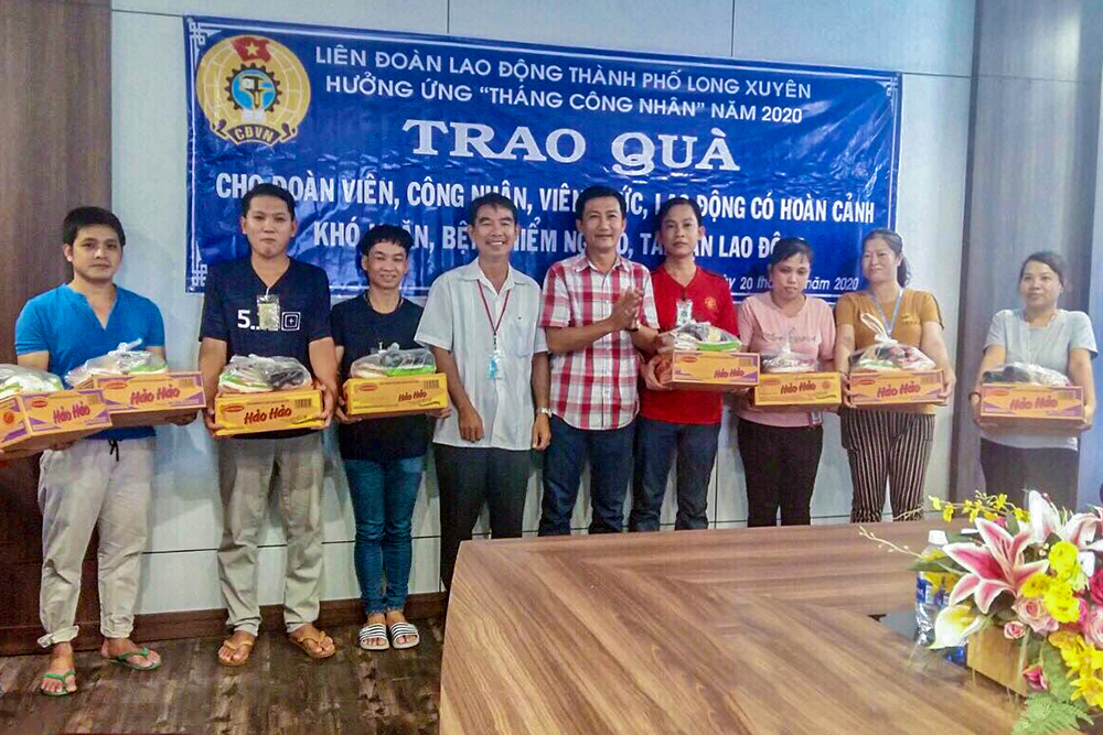 Liên đoàn Lao động TP. Long Xuyên trao 320 phần quà cho đoàn viên, công nhân viên chức, lao động có hoàn cảnh khó khăn, bệnh hiểm nghèo, bị tai nạn lao động