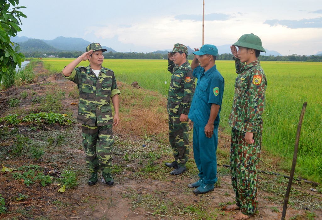 Thăm chốt canh biên giới mùa mưa