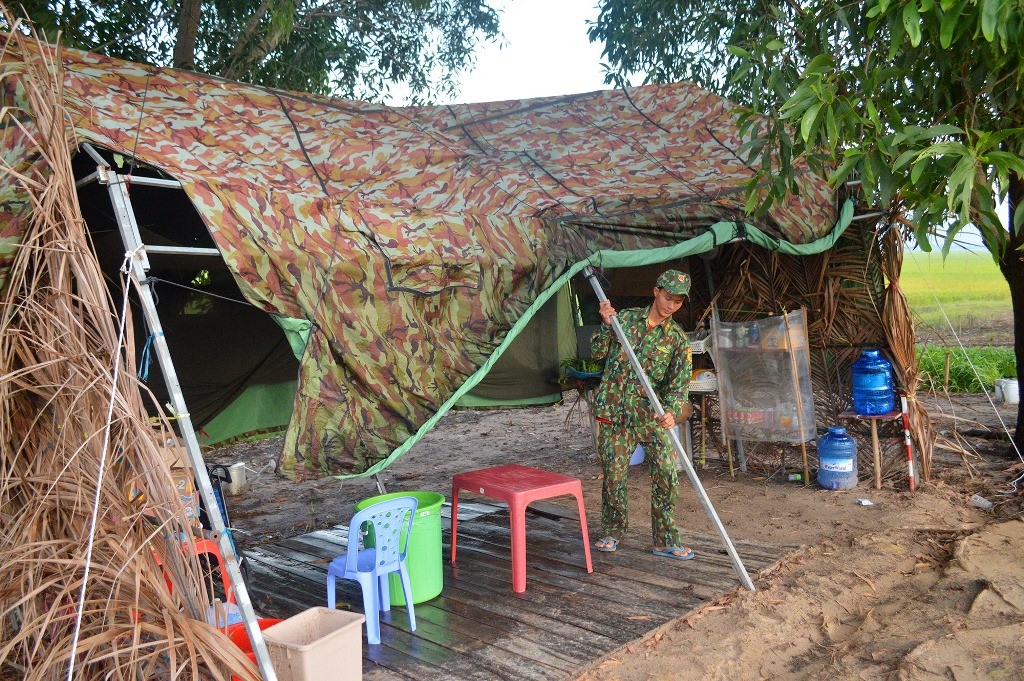 Thăm chốt canh biên giới mùa mưa