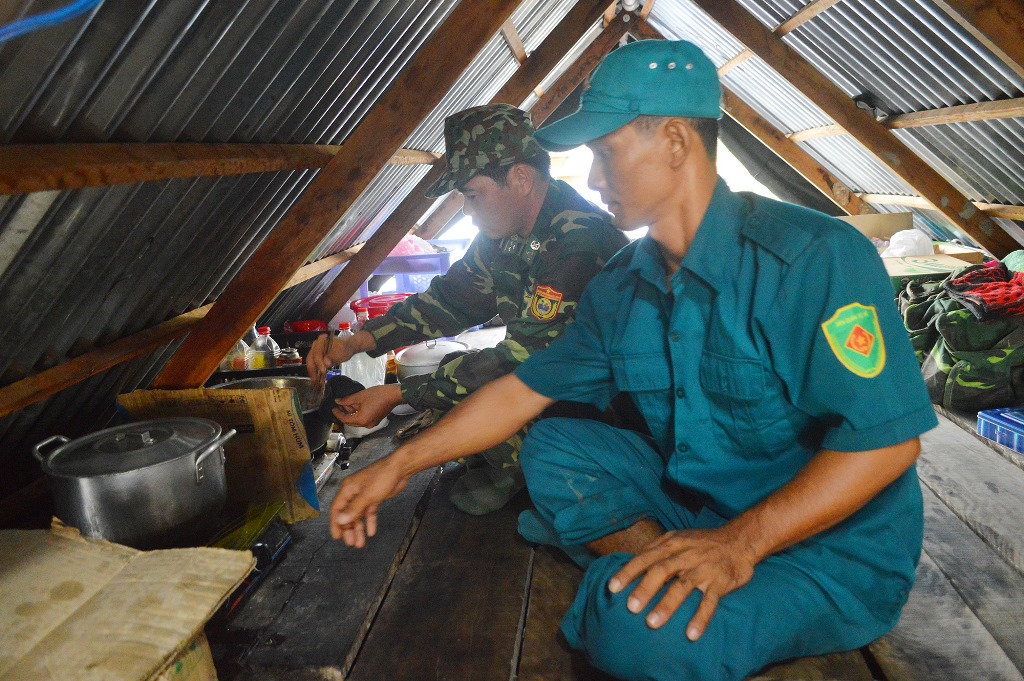 Thăm chốt canh biên giới mùa mưa