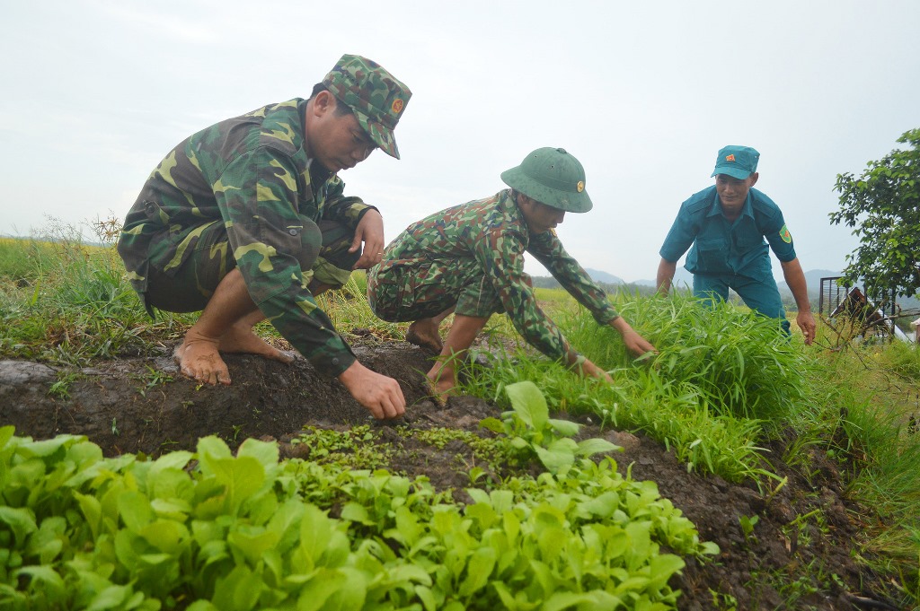 Thăm chốt canh biên giới mùa mưa