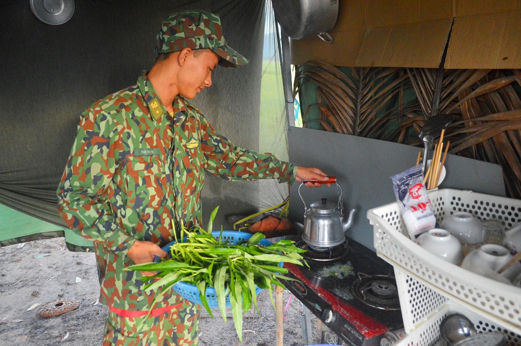 Thăm chốt canh biên giới mùa mưa