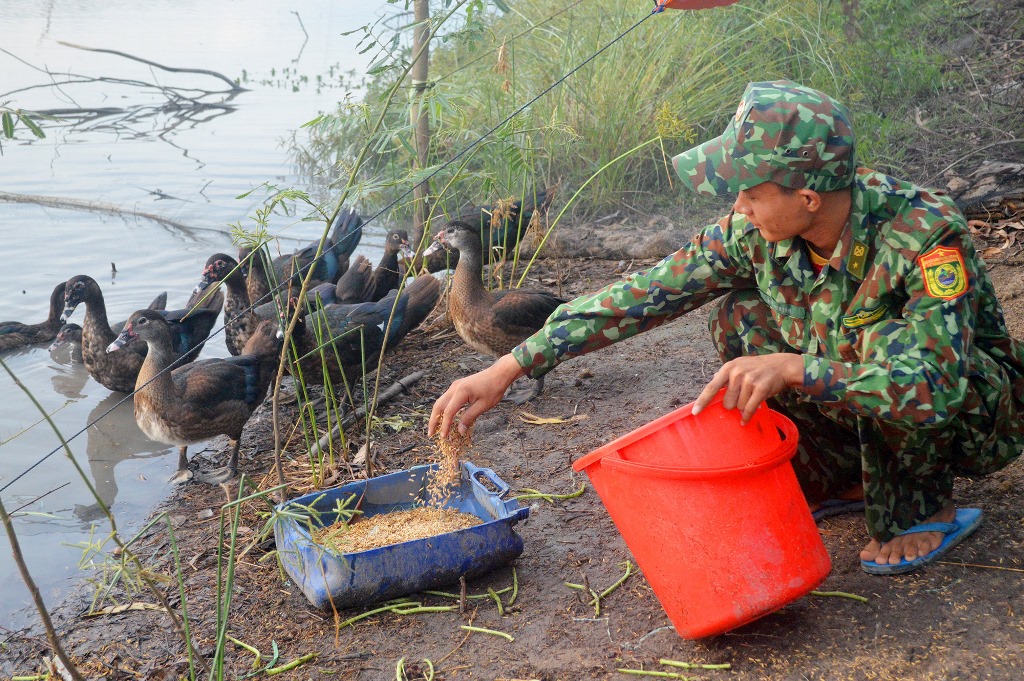 Thăm chốt canh biên giới mùa mưa