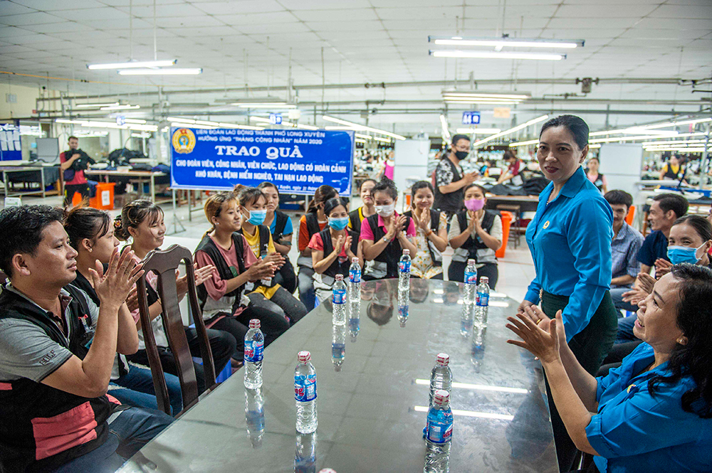 Liên đoàn Lao động TP. Long Xuyên trao 320 phần quà cho đoàn viên, công nhân viên chức, lao động có hoàn cảnh khó khăn, bệnh hiểm nghèo, bị tai nạn lao động