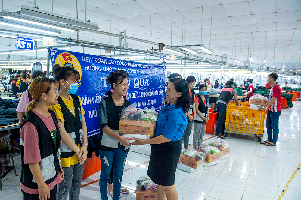 Liên đoàn Lao động TP. Long Xuyên trao 320 phần quà cho đoàn viên, công nhân viên chức, lao động có hoàn cảnh khó khăn, bệnh hiểm nghèo, bị tai nạn lao động
