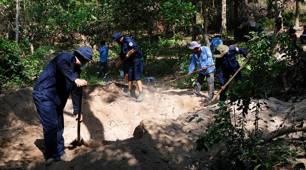Đại tá Nguyễn Thúc Linh, Phó Chính ủy Bộ Chỉ huy Quân sự tỉnh An Giang thăm, tặng quà Đội K93