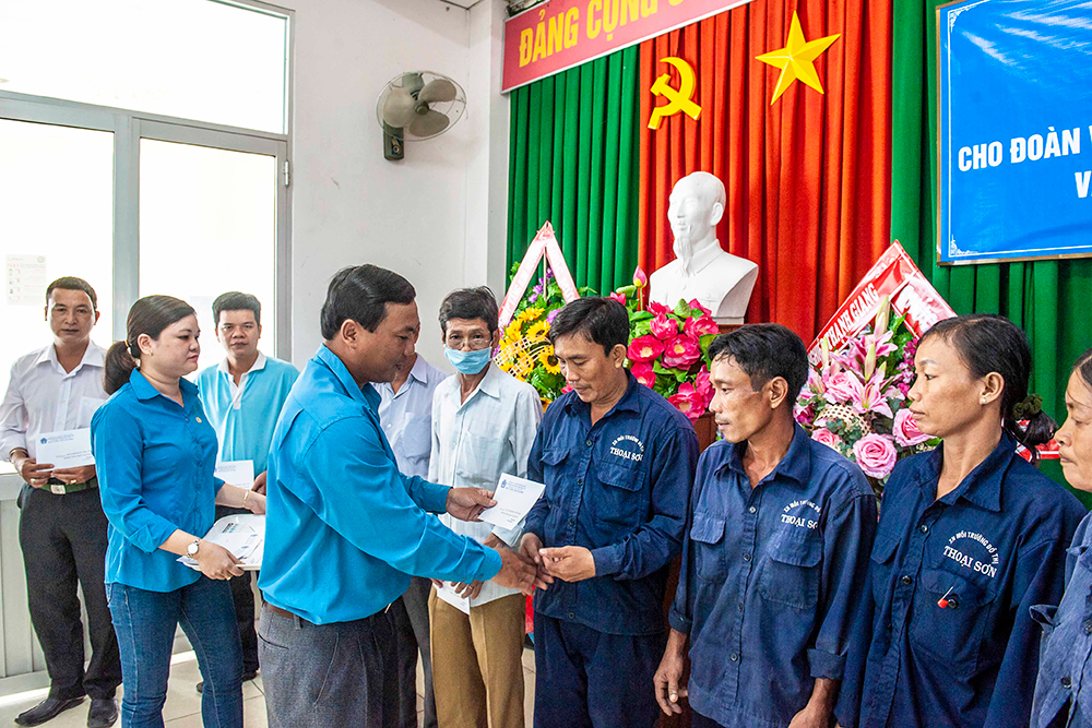 LĐLĐ huyện Thoại Sơn trao nhà Mái ấm Công đoàn, trợ cấp khó khăn cho đoàn viên và người lao động