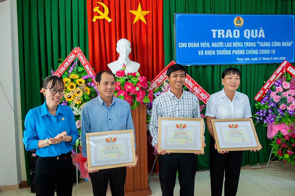 LĐLĐ huyện Thoại Sơn trao nhà Mái ấm Công đoàn, trợ cấp khó khăn cho đoàn viên và người lao động