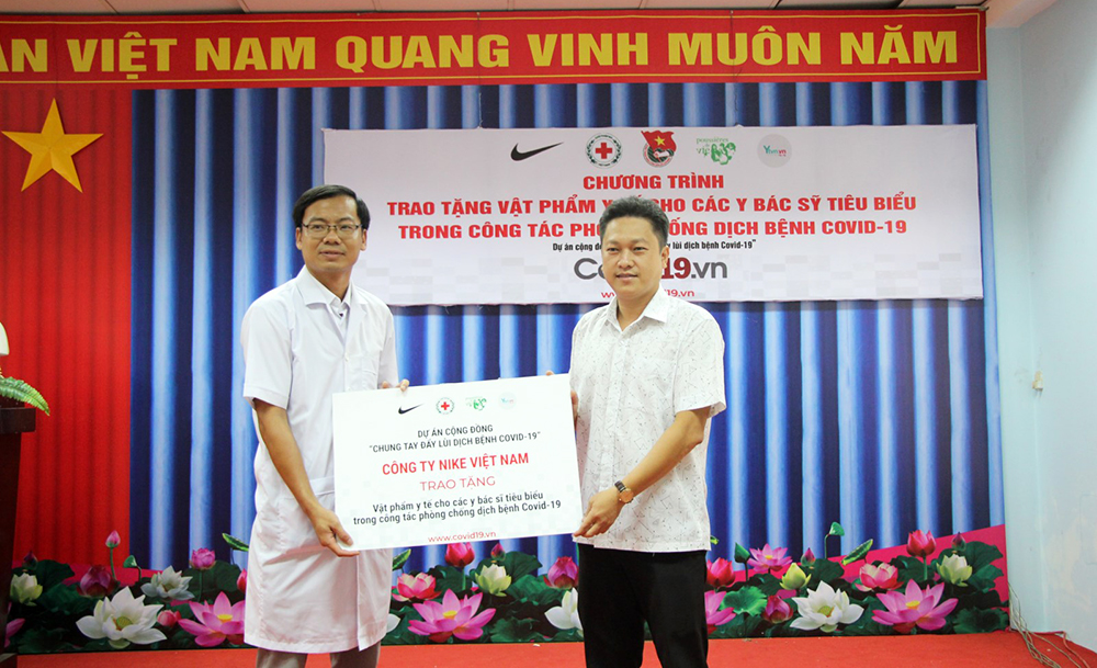 Trao tặng vật phẩm y tế cho các y, bác sĩ tiêu biểu trong công tác phòng, chống dịch bệnh Covid-19