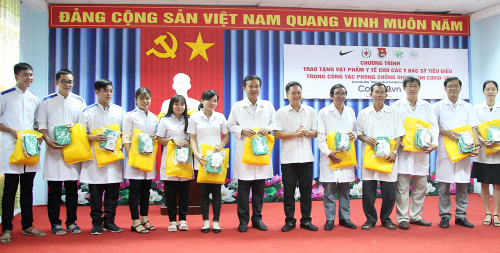 Trao tặng vật phẩm y tế cho các y, bác sĩ tiêu biểu trong công tác phòng, chống dịch bệnh Covid-19