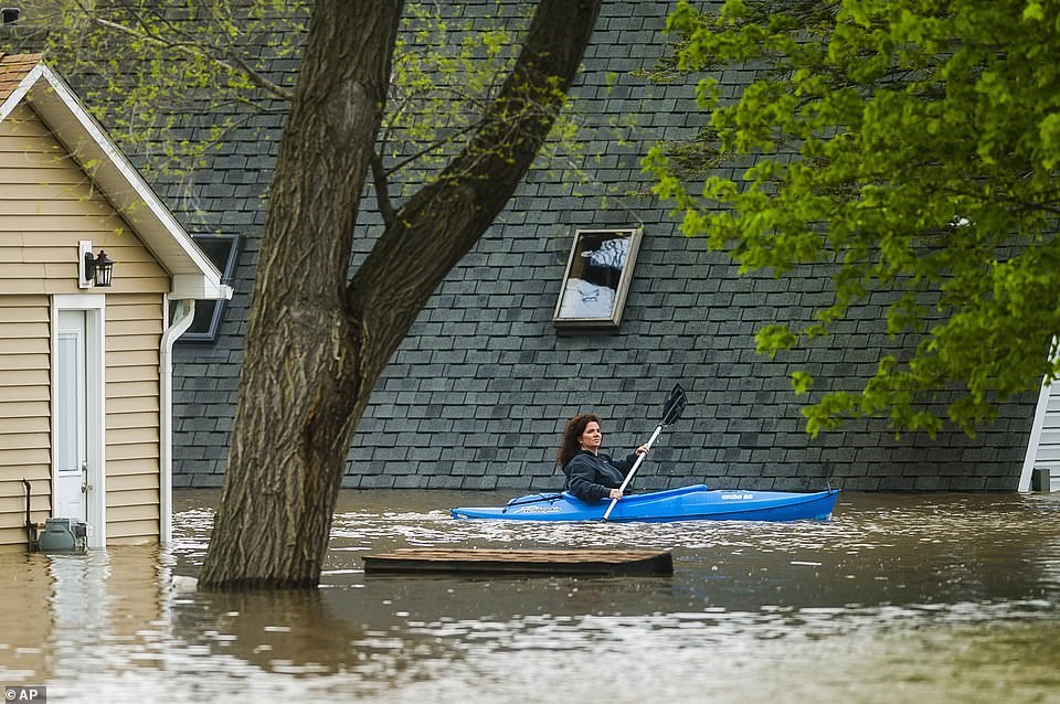 Vụ vỡ đập kinh hoàng tại Michigan, 10.000 người phải đi sơ tán
