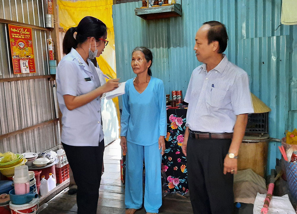 Sở Lao động - Thương binh và Xã hội tỉnh giám sát việc chi trả tiền hỗ trợ cho các nhóm đối tượng gặp khó khăn do đại dịch Covid -19 ở Châu Phú