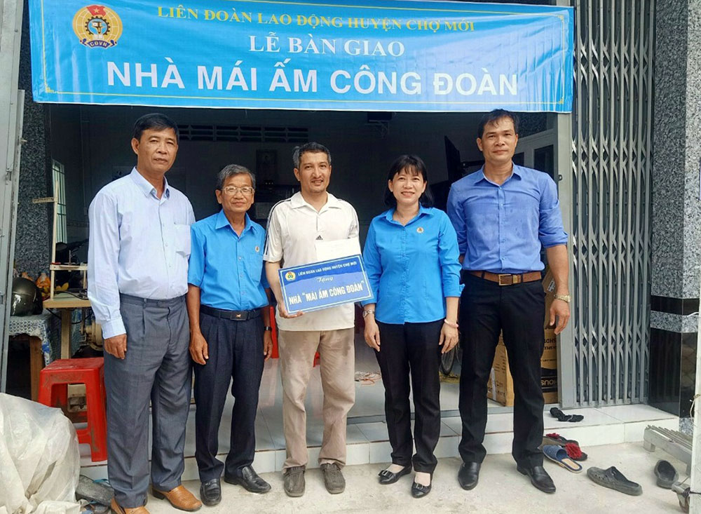 Liên đoàn Lao động huyện Chợ Mới bàn giao nhà Mái ấm Công đoàn