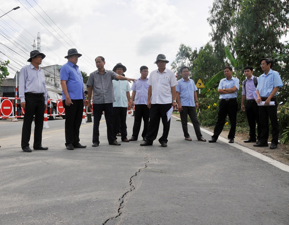 Chủ tịch UBND tỉnh An Giang Nguyễn Thanh Bình khảo sát khu vực xuất hiện vết nứt trên QL.91, đoạn thuộc ấp Bình Tân, xã Bình Mỹ, Châu Phú
