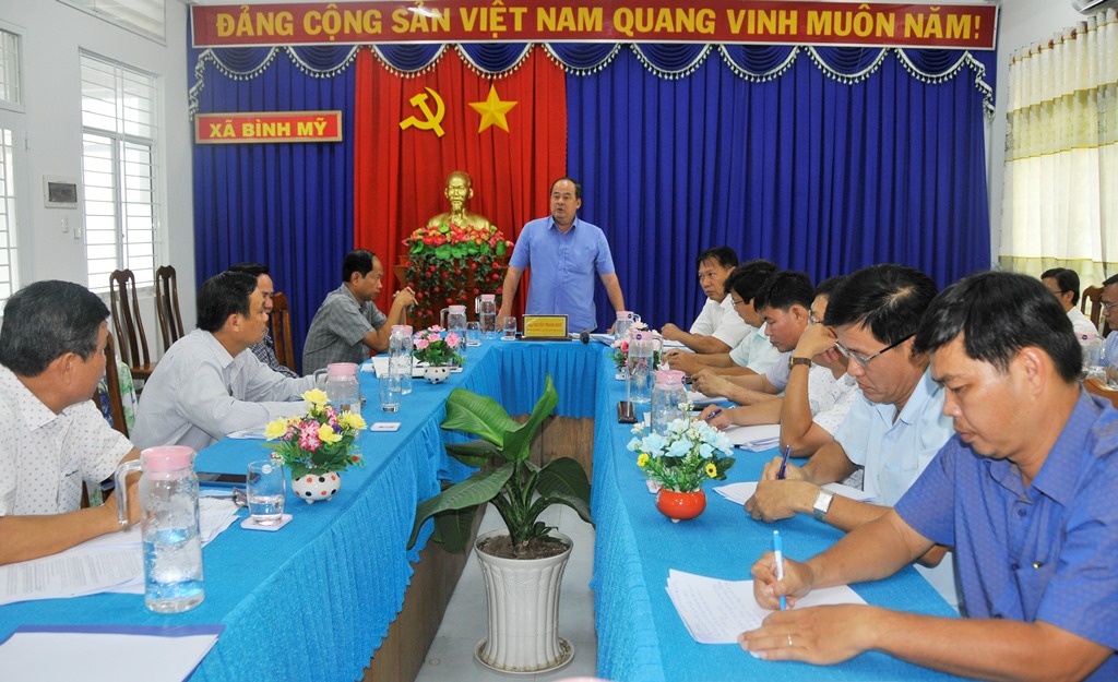 Chủ tịch UBND tỉnh An Giang Nguyễn Thanh Bình khảo sát khu vực xuất hiện vết nứt trên QL.91, đoạn thuộc ấp Bình Tân, xã Bình Mỹ, Châu Phú