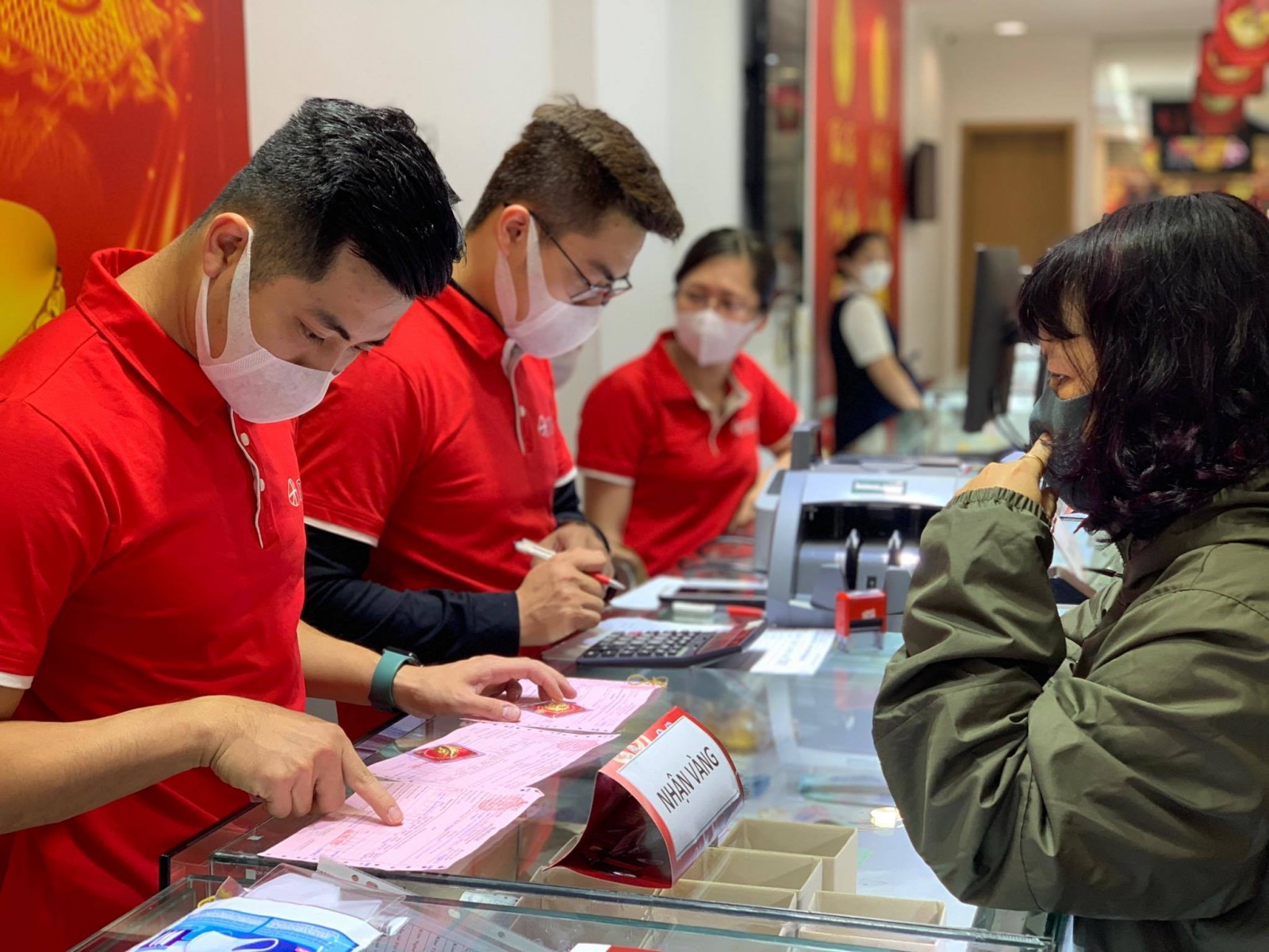 Giá vàng hôm nay 24-5: Chốt phiên giảm giá cuối tuần