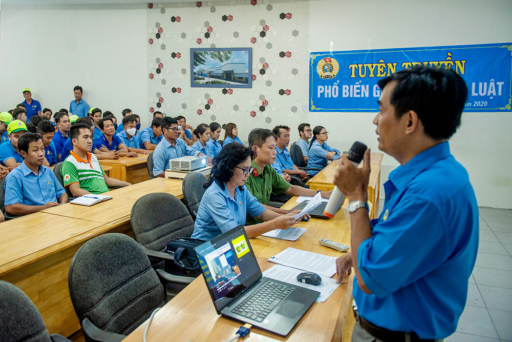 LĐLĐ tỉnh An Giang phổ biến pháp luật cho đoàn viên, người lao động Xí nghiệp Bình Đức