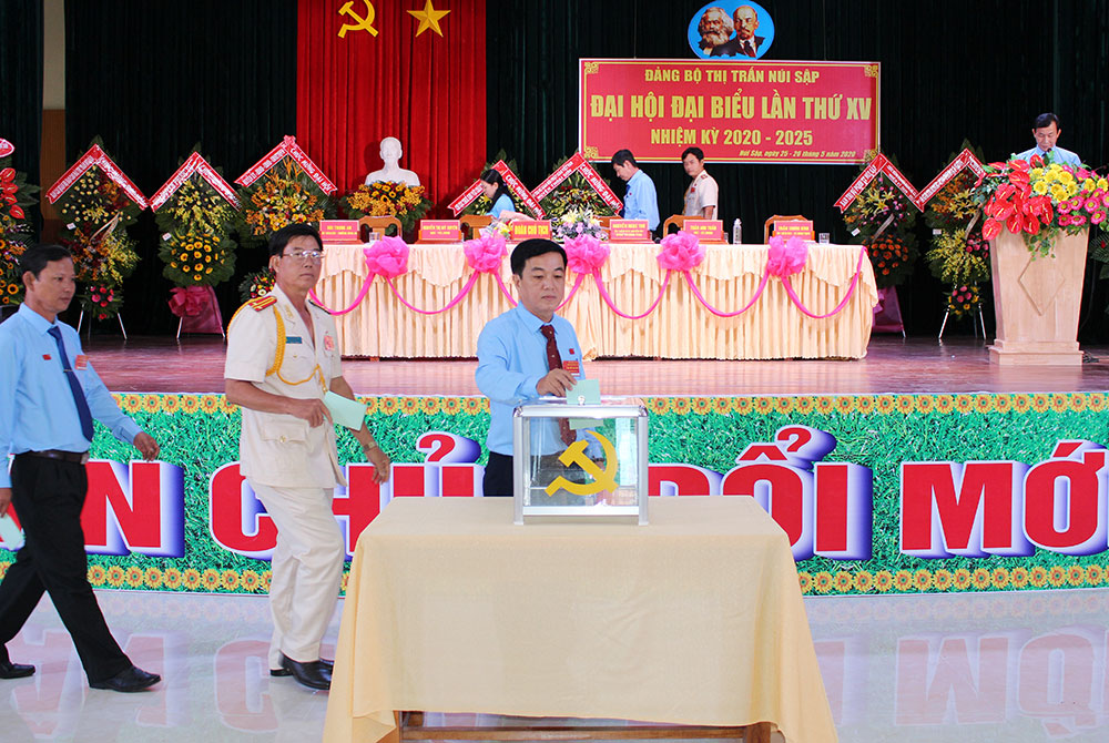 Đại hội đại biểu Đảng bộ TT. Núi Sập lần thứ XV (nhiệm kỳ 2020-2025) thành công tốt đẹp