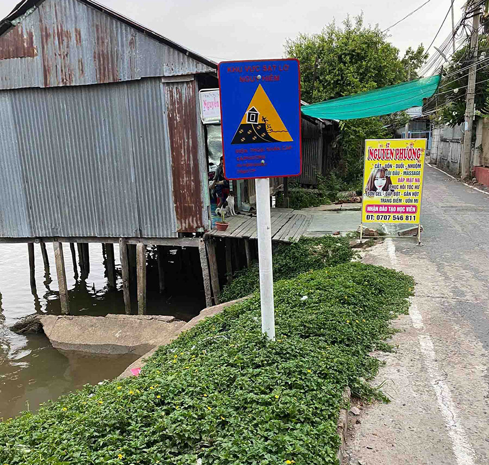 Lo lắng xe lưu thông vào khu vực sạt lở