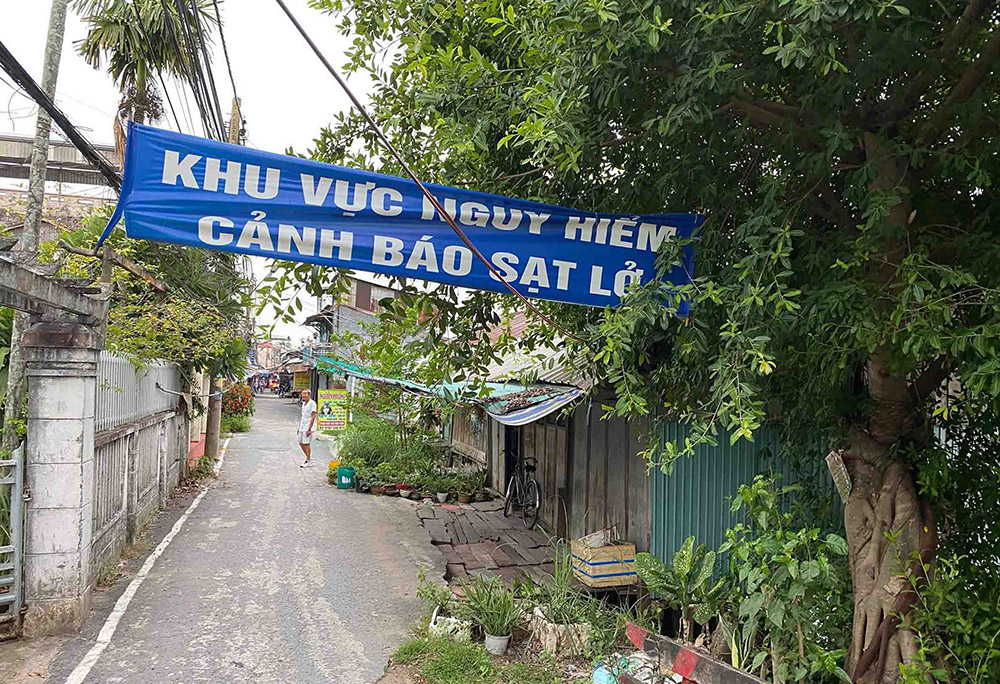 Lo lắng xe lưu thông vào khu vực sạt lở