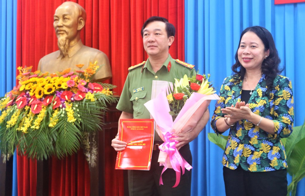 Hội nghị báo cáo viên trực tuyến thông báo kết quả Hội nghị Trung ương 12