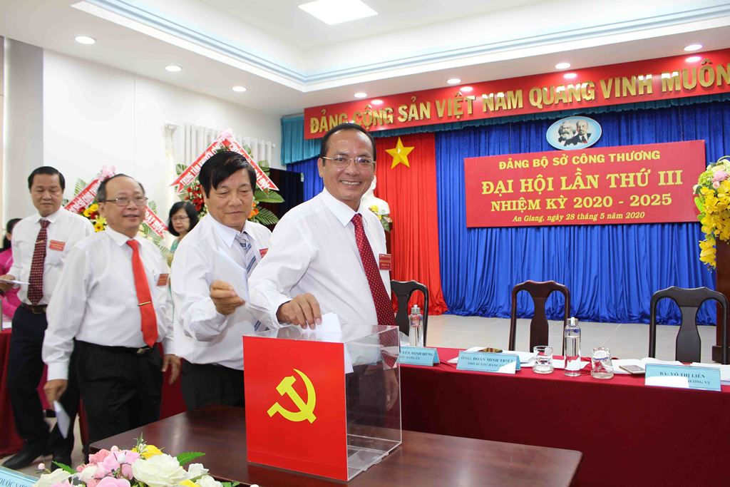 Đồng chí Nguyễn Minh Hùng tái đắc cử Bí thư Đảng ủy Sở Công thương An Giang (nhiệm kỳ 2020 - 2025)