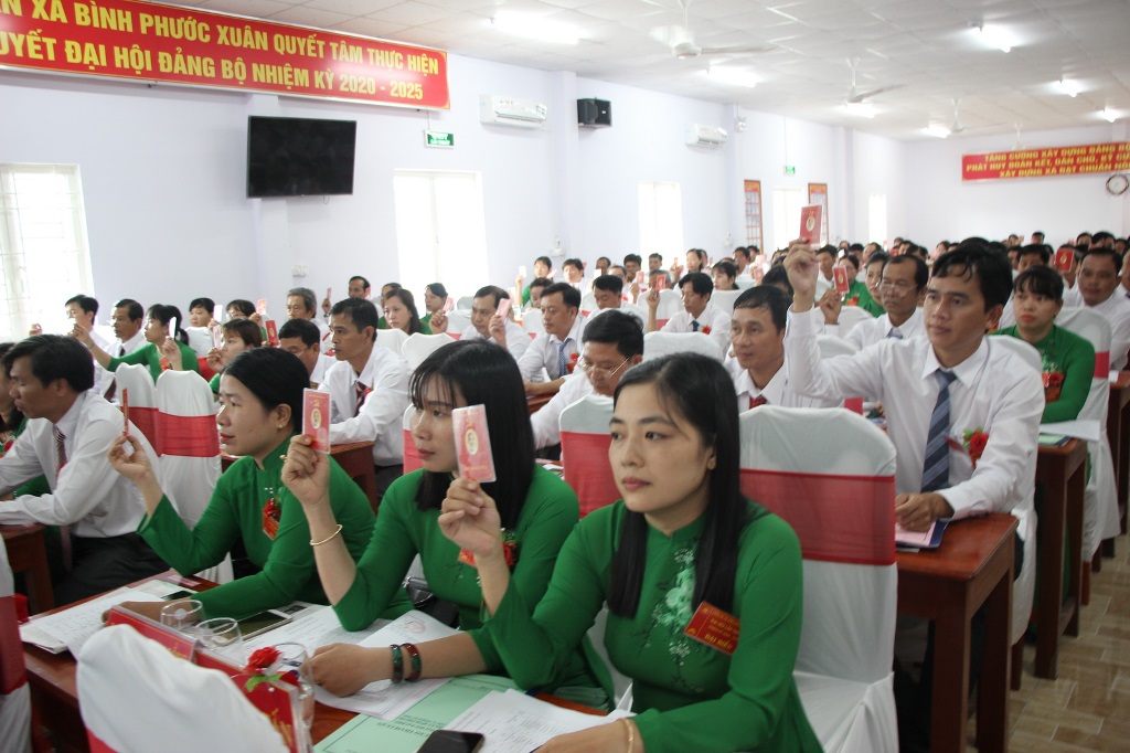 Đồng chí Đặng Thị Kim Xuyến tái đắc cử Bí thư Đảng ủy xã Bình Phước Xuân